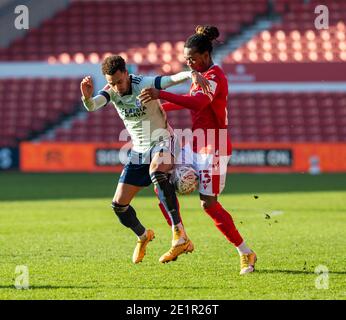 City Ground, Nottinghamshire, Midlands, Großbritannien. Januar 2021. English FA Cup Football, Nottingham Forest versus Cardiff City; Josh Murphy of Cardiff City und Gaetan Bong of Nottingham Forest tussle for the Ball Kredit: Action Plus Sports/Alamy Live News Stockfoto