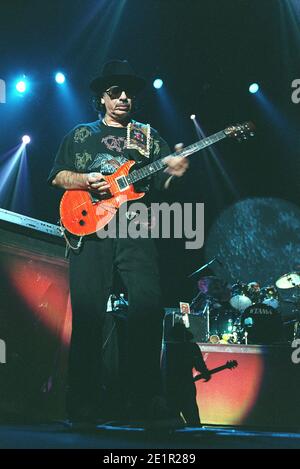 Carlos Santana im Konzert in der Wembley Arena in London. Juni 2000 Stockfoto