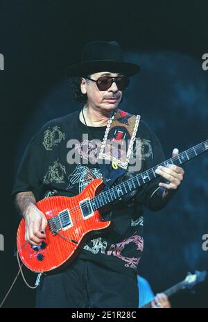 Carlos Santana im Konzert in der Wembley Arena in London. Juni 2000 Stockfoto