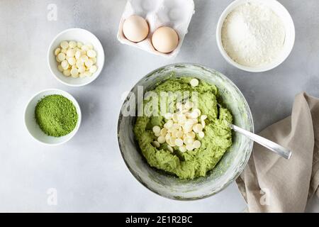 Flache Lay-Zusammensetzung mit grünem Tee Matcha-Teig, weiße Schokoladenstückchen Stockfoto