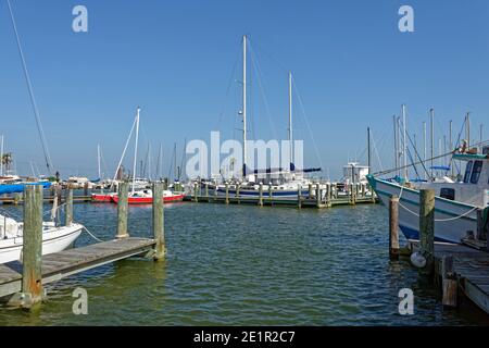 Einer der vielen Marinas rund um die Küste von Rockport in der Nähe der Golfküste in Texas, mit seiner hölzernen jettyÕs und festgetäuten Yachten und Booten. Stockfoto