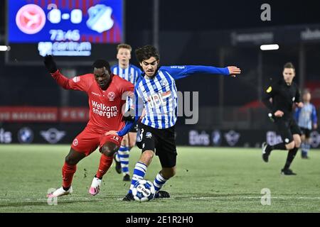 ALMERE, NIEDERLANDE - 8. JANUAR: L/R Steve Tunga vom Almere City FC, Iker Pozo vom FC Eindhoven beim niederländischen Keukenkampioendivisie-Spiel zwischen Alm Stockfoto
