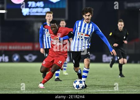 ALMERE, NIEDERLANDE - 8. JANUAR: L/R Steve Tunga vom Almere City FC, Iker Pozo vom FC Eindhoven beim niederländischen Keukenkampioendivisie-Spiel zwischen Alm Stockfoto