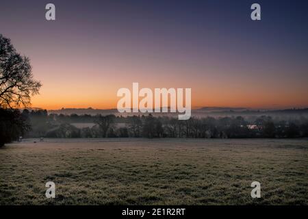 Sonnenaufgang über Dedham Vale im ländlichen Suffolk, Großbritannien Stockfoto