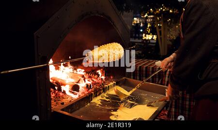 Moskau, Russland, Chakotis ist ein traditioneller litauischer, polnischer und weißrussischer Kuchen in ungewöhnlicher Form aus Eierteig, der auf offenem Feuer gebacken wird. Stockfoto