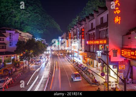 YANGSHUO, CHINA - 27. MAI 2014:Leichte Wanderwege durch Yangshuo bei Nacht. Stockfoto