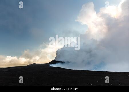 Rauchende Krater des aktiven Marum Vulkans, Ambrym, Vanuatu Stockfoto