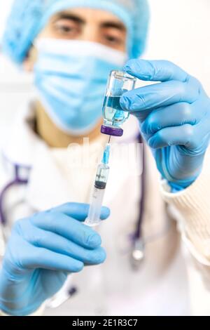 Doktor Füll Spritze mit Medikamenten, Nahaufnahme. Impfungen und Impfungen. Selektiver Fokus. Impfstoff. Stockfoto