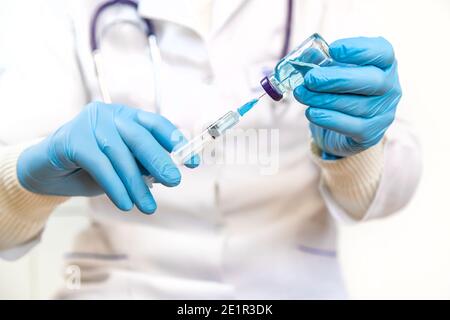 Doktor Füll Spritze mit Medikamenten, Nahaufnahme. Impfungen und Impfungen. Selektiver Fokus. Impfstoff. Stockfoto