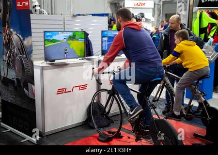 Ukraine, Kiew - 20. Februar 2020: Fahrradsimulator. Indoor-Computerspiel für Radfahren zu Hause. Heimtrainer. Ausstellung zum Verkauf. Heimtrainer für Stockfoto