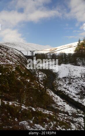 Der Überfluss auf der Upper Ogden Reservoir Staumauer im Winter in der Nähe des Dorfes Gerste von Path zum Pendle Hill in Ogden Clough, Lancashire. VEREINIGTES KÖNIGREICH. Stockfoto