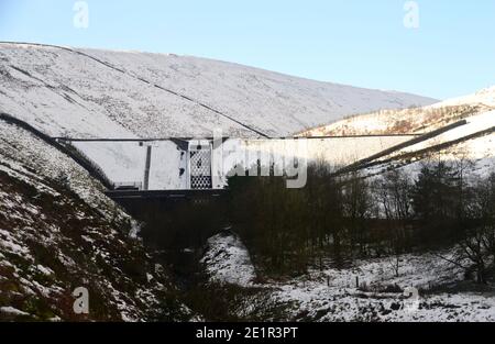 Der Überfluss auf der Upper Ogden Reservoir Staumauer im Winter in der Nähe des Dorfes Gerste von Path zum Pendle Hill in Ogden Clough, Lancashire. VEREINIGTES KÖNIGREICH. Stockfoto