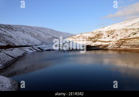 Reflexionen im Upper Ogden Reservoir von der Staumauer im Winter in der Nähe des Dorfes Gerste auf dem Weg zum Pendle Hill in Ogden Clough, Lancashire. VEREINIGTES KÖNIGREICH. Stockfoto