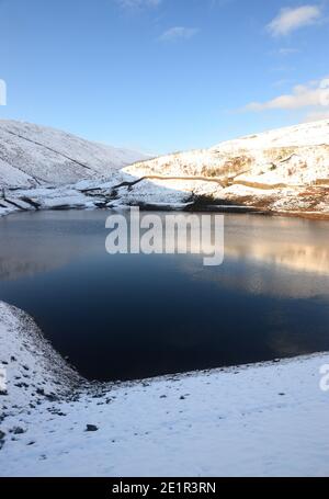 Reflexionen im Upper Ogden Reservoir von der Staumauer im Winter in der Nähe des Dorfes Gerste auf dem Weg zum Pendle Hill in Ogden Clough, Lancashire. VEREINIGTES KÖNIGREICH. Stockfoto