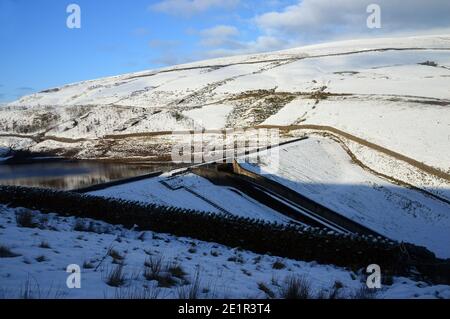 Der Überfluss auf der Upper Ogden Reservoir Staumauer im Winter in der Nähe des Dorfes Gerste von Path zum Pendle Hill in Ogden Clough, Lancashire. VEREINIGTES KÖNIGREICH. Stockfoto