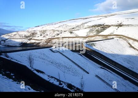 Der Überfluss auf der Upper Ogden Reservoir Staumauer im Winter in der Nähe des Dorfes Gerste von Path zum Pendle Hill in Ogden Clough, Lancashire. VEREINIGTES KÖNIGREICH. Stockfoto