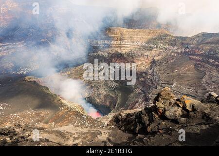 Rauchende Krater des aktiven Benbow Vulkans, Ambrym, Vanuatu Stockfoto