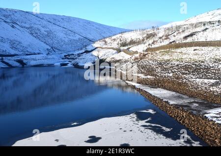 Reflexionen im Upper Ogden Reservoir von der Staumauer im Winter in der Nähe des Dorfes Gerste auf dem Weg zum Pendle Hill in Ogden Clough, Lancashire. VEREINIGTES KÖNIGREICH. Stockfoto