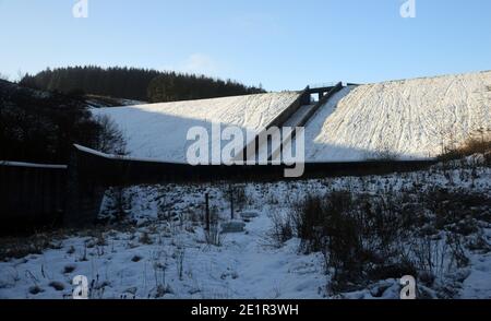 Der Überfluss auf dem Lower Ogden Reservoir Staumauer im Winter in der Nähe des Dorfes Gerste vom Weg zum Pendle Hill in Ogden Clough, Lancashire. VEREINIGTES KÖNIGREICH. Stockfoto