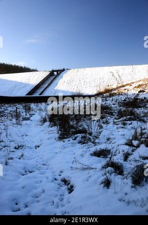 Der Überfluss auf dem Lower Ogden Reservoir Staumauer im Winter in der Nähe des Dorfes Gerste vom Weg zum Pendle Hill in Ogden Clough, Lancashire. VEREINIGTES KÖNIGREICH. Stockfoto