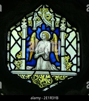 Buntglasfenster von James Powell & Sons, die einen Engel darstellen, der betet. St. Juliot Kirche, in der Nähe von Boscastle, Cornwall, England Stockfoto