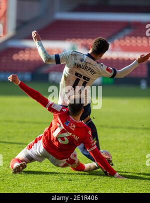 City Ground, Nottinghamshire, Midlands, Großbritannien. Januar 2021. English FA Cup Football, Nottingham Forest versus Cardiff City; Carl Jenkinson von Nottingham Forest bringt Josh Murphy von Cardiff City von hinten herunter und führt zu einem Freistoß Credit: Action Plus Sports/Alamy Live News Stockfoto