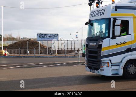 Ashford, Kent, Großbritannien. Januar 2021, 09. Die Binnengrenzfazilität von Sevington akzeptiert nun einen stetigen Strom von Lastkraftwagen, die die Kreuzung 10a, die von der Autobahn M20 abzweigt, zur Grenzkontrolle genommen haben. Foto-Kredit: Paul Lawrenson/Alamy Live Nachrichten Stockfoto