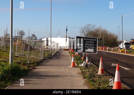 Ashford, Kent, Großbritannien. Januar 2021, 09. Die Binnengrenzfazilität von Sevington akzeptiert nun einen stetigen Strom von Lastkraftwagen, die die Kreuzung 10a, die von der Autobahn M20 abzweigt, zur Grenzkontrolle genommen haben. Foto-Kredit: Paul Lawrenson/Alamy Live Nachrichten Stockfoto