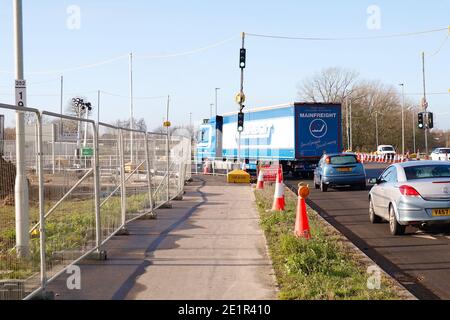 Ashford, Kent, Großbritannien. Januar 2021, 09. Die Binnengrenzfazilität von Sevington akzeptiert nun einen stetigen Strom von Lastkraftwagen, die die Kreuzung 10a, die von der Autobahn M20 abzweigt, zur Grenzkontrolle genommen haben. Foto-Kredit: Paul Lawrenson/Alamy Live Nachrichten Stockfoto