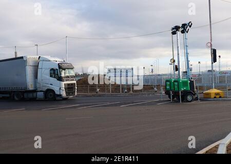 Ashford, Kent, Großbritannien. Januar 2021, 09. Die Binnengrenzfazilität von Sevington akzeptiert nun einen stetigen Strom von Lastkraftwagen, die die Kreuzung 10a, die von der Autobahn M20 abzweigt, zur Grenzkontrolle genommen haben. Foto-Kredit: Paul Lawrenson/Alamy Live Nachrichten Stockfoto