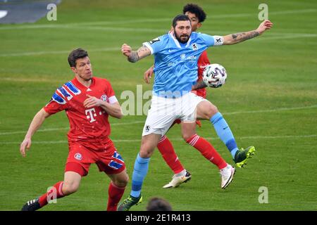 München GRUENWALDER STADION. Januar 2021. Sascha MOELDERS (TSV München 1860), Action, Duelle gegen Nicolas FELDHAHN (FCB) und Christopher (Chris) RICHARDS (FCB). Fußball 3. Liga, Liga3, FC Bayern München Amateure-TSV München 1860, am 9. Januar 2021 in München GRUENWALDER STADION. DIE DFL-VORSCHRIFTEN VERBIETEN DIE VERWENDUNG VON FOTOS ALS BILDSEQUENZEN UND/ODER QUASI-VIDEO. Quelle: dpa/Alamy Live News Stockfoto