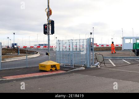 Ashford, Kent, Großbritannien. Januar 2021, 09. Die Binnengrenzfazilität von Sevington akzeptiert nun einen stetigen Strom von Lastkraftwagen, die die Kreuzung 10a, die von der Autobahn M20 abzweigt, zur Grenzkontrolle genommen haben. Foto-Kredit: Paul Lawrenson/Alamy Live Nachrichten Stockfoto