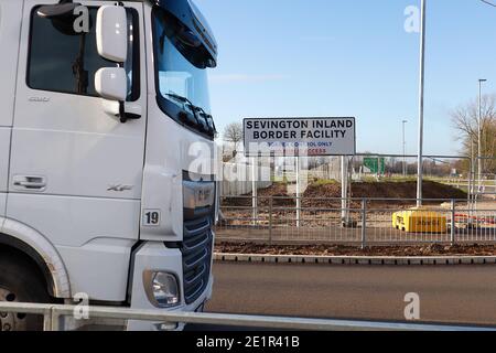 Ashford, Kent, Großbritannien. Januar 2021, 09. Die Binnengrenzfazilität von Sevington akzeptiert nun einen stetigen Strom von Lastkraftwagen, die die Kreuzung 10a, die von der Autobahn M20 abzweigt, zur Grenzkontrolle genommen haben. Foto-Kredit: Paul Lawrenson/Alamy Live Nachrichten Stockfoto