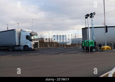 Ashford, Kent, Großbritannien. Januar 2021, 09. Die Binnengrenzfazilität von Sevington akzeptiert nun einen stetigen Strom von Lastkraftwagen, die die Kreuzung 10a, die von der Autobahn M20 abzweigt, zur Grenzkontrolle genommen haben. Foto-Kredit: Paul Lawrenson/Alamy Live Nachrichten Stockfoto