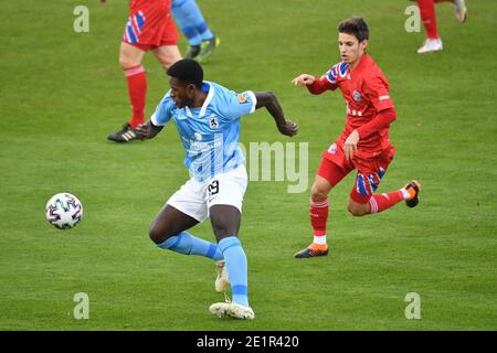 München GRUENWALDER STADION. Januar 2021. Merveille BIANKADI (TSV München 1860), Action, Duelle gegen Tiago DANTAS OLIVEIRA (FCB). Fußball 3. Liga, Liga3, FC Bayern München Amateure-TSV München 1860, am 9. Januar 2021 in München GRUENWALDER STADION. DIE DFL-VORSCHRIFTEN VERBIETEN DIE VERWENDUNG VON FOTOS ALS BILDSEQUENZEN UND/ODER QUASI-VIDEO. Quelle: dpa/Alamy Live News Stockfoto