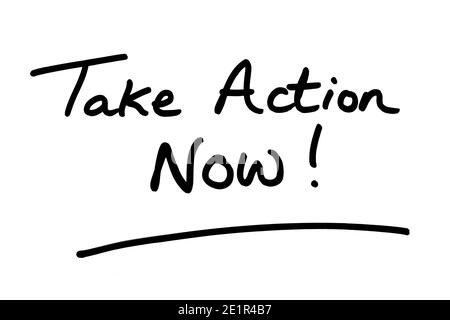 Handeln Sie Jetzt! Handgeschrieben auf weißem Hintergrund. Stockfoto