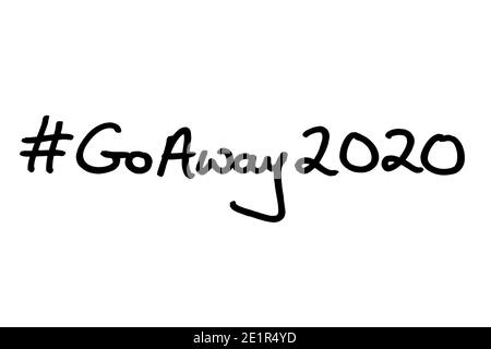 Hashtag Go Away 2020 handgeschrieben auf weißem Hintergrund. Stockfoto