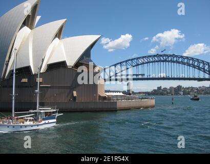 SYDNEY, AUSTRALIEN - NOVEMBER 15: Seitenansicht des Opernhauses von Sydney und der Sydney Harbour Bridge am 18. November 2005 in Sydney, Australien. Stockfoto