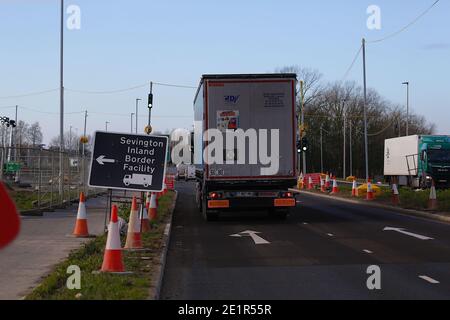 Ashford, Kent, Großbritannien. Januar 2021, 09. Die Binnengrenzfazilität von Sevington akzeptiert nun einen stetigen Strom von Lastkraftwagen, die die Kreuzung 10a, die von der Autobahn M20 abzweigt, zur Grenzkontrolle genommen haben. Foto-Kredit: Paul Lawrenson/Alamy Live Nachrichten Stockfoto