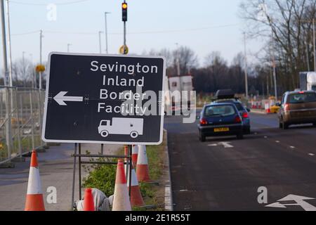 Ashford, Kent, Großbritannien. Januar 2021, 09. Die Binnengrenzfazilität von Sevington akzeptiert nun einen stetigen Strom von Lastkraftwagen, die die Kreuzung 10a, die von der Autobahn M20 abzweigt, zur Grenzkontrolle genommen haben. Foto-Kredit: Paul Lawrenson/Alamy Live Nachrichten Stockfoto