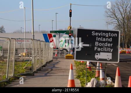 Ashford, Kent, Großbritannien. Januar 2021, 09. Die Binnengrenzfazilität von Sevington akzeptiert nun einen stetigen Strom von Lastkraftwagen, die die Kreuzung 10a, die von der Autobahn M20 abzweigt, zur Grenzkontrolle genommen haben. Foto-Kredit: Paul Lawrenson/Alamy Live Nachrichten Stockfoto