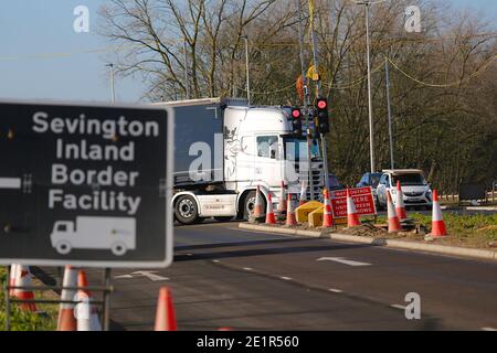 Ashford, Kent, Großbritannien. Januar 2021, 09. Die Binnengrenzfazilität von Sevington akzeptiert nun einen stetigen Strom von Lastkraftwagen, die die Kreuzung 10a, die von der Autobahn M20 abzweigt, zur Grenzkontrolle genommen haben. Foto-Kredit: Paul Lawrenson/Alamy Live Nachrichten Stockfoto