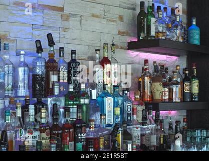 Viele Flaschen Alkohol in einer Bar Getränke zu erstellen Stockfoto