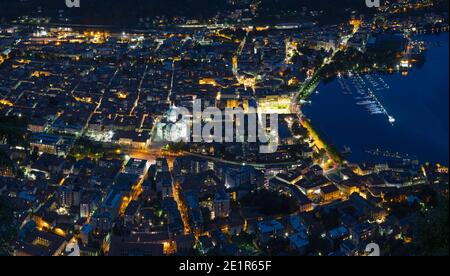 Comer See - Die Stadt mit der Kathedrale und dem Comer See in der Abenddämmerung. Stockfoto