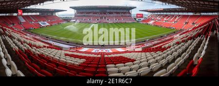 9. Januar 2021; bet365 Stadium, Stoke, Staffordshire, England; English FA Cup Football, Carabao Cup, Stoke City versus Leicester City; die Sprinkler sind auf dem bet365 Vorspiel Stockfoto