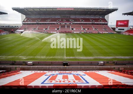 9. Januar 2021; bet365 Stadium, Stoke, Staffordshire, England; English FA Cup Football, Carabao Cup, Stoke City versus Leicester City; die Sprinkler sind auf dem bet365 Vorspiel Stockfoto
