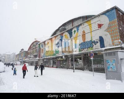 Madrid, Spanien. Januar 2021. Menschen, die mit dem Schnee in der Nähe des Marktgebäudes 'Cercado de la Cebada' spielen. Sturm Filomena trifft Madrid (Spanien), ein Wetteralarm wurde für kalte Temperaturen und schwere Schneestürme in ganz Spanien ausgegeben; nach Angaben der Wetteragentur Aemet wird voraussichtlich einer der schneesichersten Tage der letzten Jahre sein. © Valentin Sama-Rojo/Alamy Live News. Stockfoto