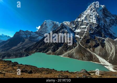 Höhenreisen / Landschaftsfotografie während einer Trekking- und Bergkletterexpedition durch den Himalaya in Nepal. Stockfoto