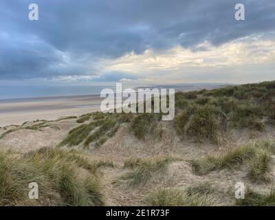 Camber Sands Beach in Camber Village East Sussex UK im Winter, beliebtes Tagesausflugziel im Sommer auf Südengland Küste Rettungsschwimmer Turm Stockfoto