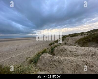 Camber Sands Beach in Camber Village East Sussex UK im Winter, beliebtes Tagesausflugziel im Sommer auf Südengland Küste Rettungsschwimmer Turm Stockfoto